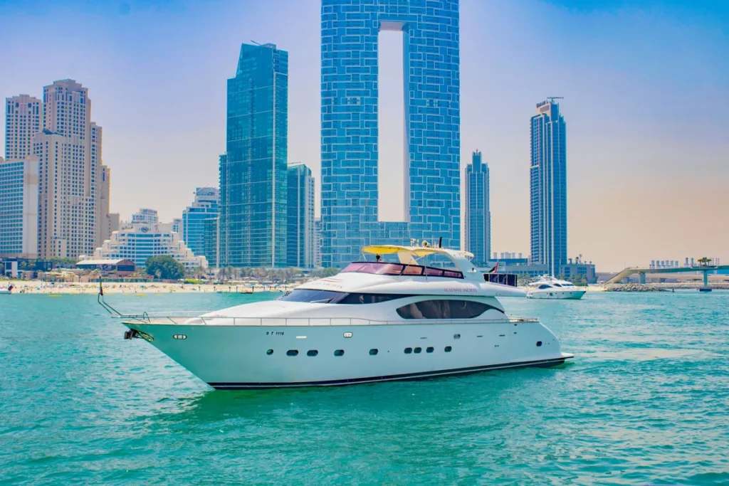 Hire a luxury private yacht in Dubai