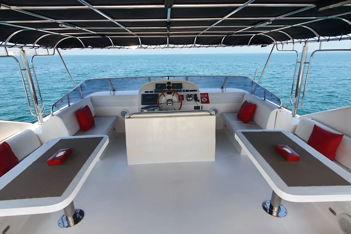 Dubai Yacht Aura flybridge